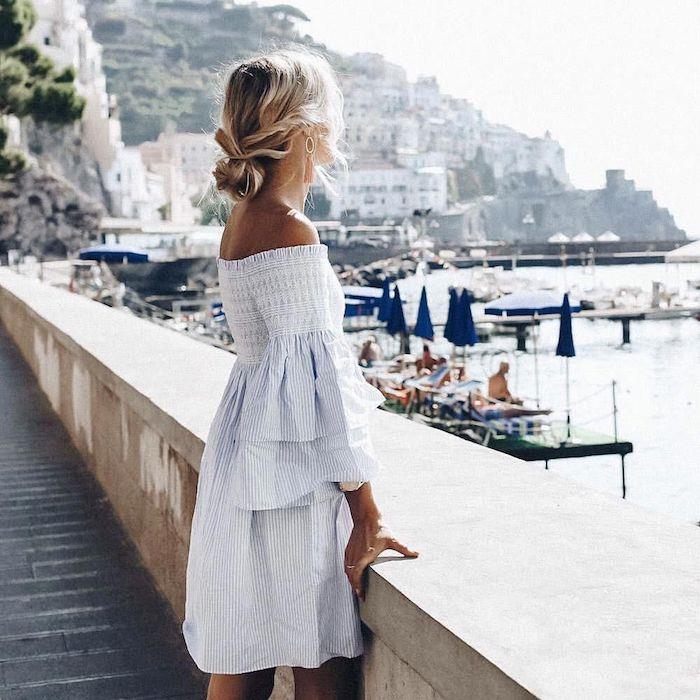 Moteriška vasaros atostogų apranga Italijoje, suknelė nuo peties, bohemiška prašmatni žemos bandelės šukuosena su pynimu