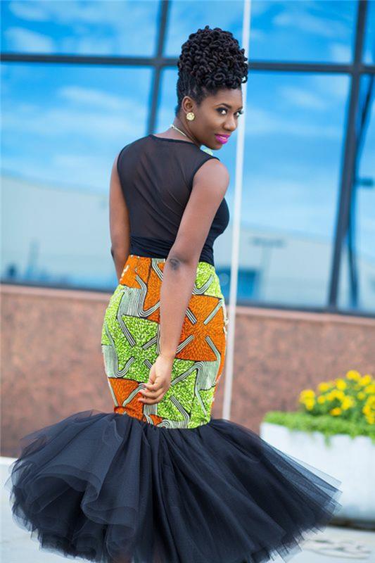 suknelės stilius su afrikietiška suknele iš juodo tiulio ir kūno dalis afrikietiška nugarine, sijono ilgis žemiau kelių, suknelė su pusiau permatoma aukšta dalimi, be rankovių