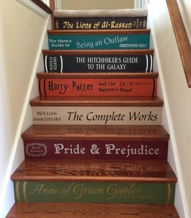 moderno-stopnišče-ravne stopnice-stopnice-imitirajo-knjige-izvirne-ideje-deco-stopnišče