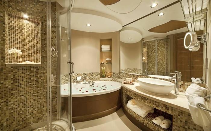 vonios kambario modelis su smėlio spalvos mozaika-prabangus vonios kambarys-didelis stačiakampis veidrodis-dušo kabina