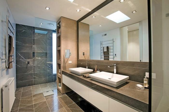 prabangus, prašmatnus vonios kambario modelis, dengiantis marmurines plokštes-dvigubas kriaukles-stalviršis-spintelė-didelis stačiakampis veidrodis