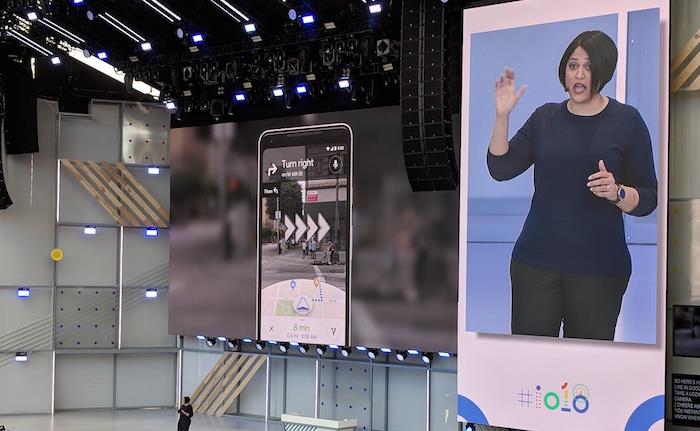 Google Lens ve AR Başkan Yardımcısı Aparna Chennapragada'nın fotoğrafı, Mayıs 2018'deki I / O Geliştirici Konferansı'nda yeni artırılmış gerçeklik seçeneğini sergiliyor.