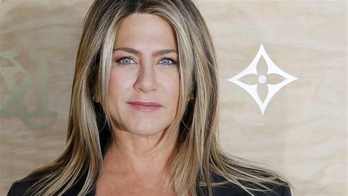 celeb stilius, Jennifer Aniston, ilgi plaukai, peleninė blondinė