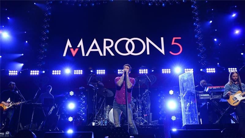 photo maroon 5 na odru za članek o njegovi zavrnitvi tiskovne konference za super bow lIII 2019