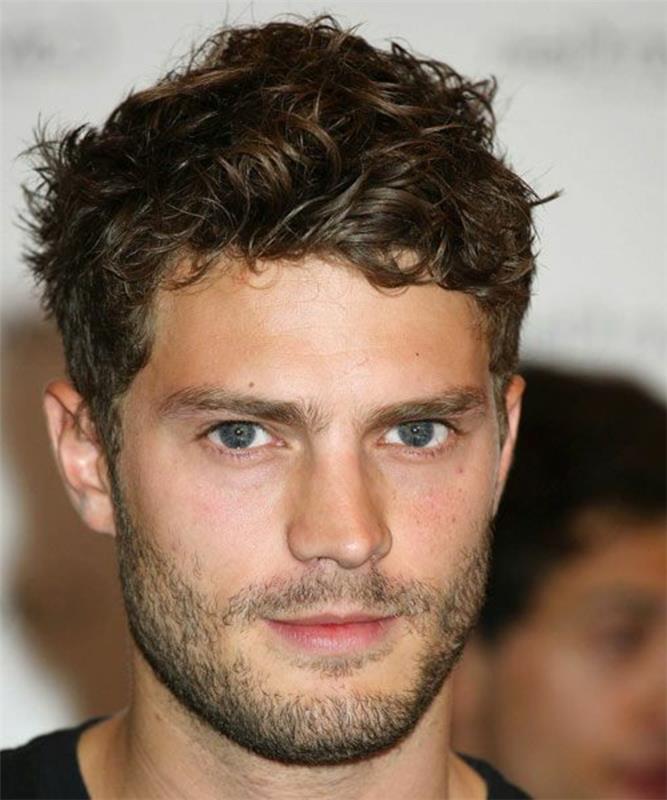 Come tagliare i capelli ricci, una proposta dall'attore Jamie Dornan con la barba corta