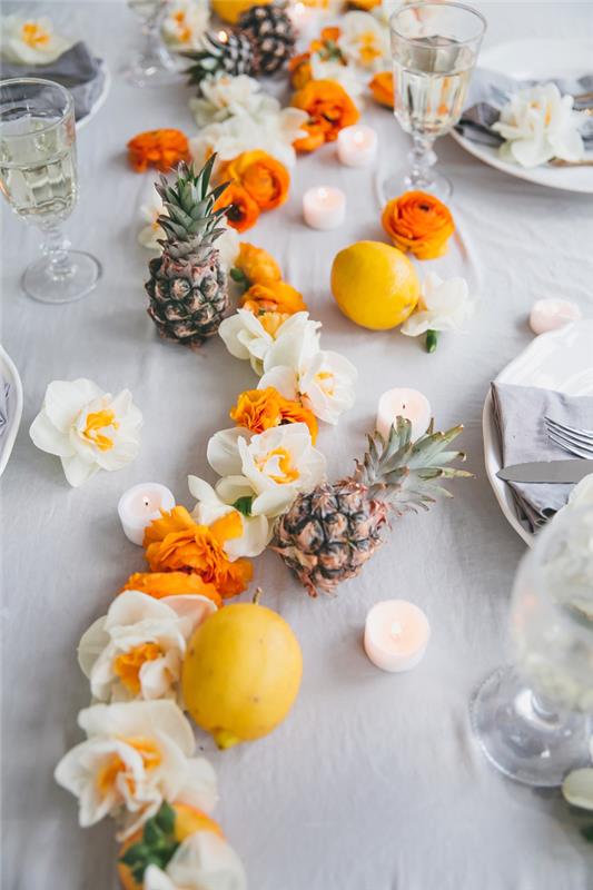 Allestimento tavoli matrimonio, centrotavola con fiori, ghirlanda di fiori, limoni su un tavolo