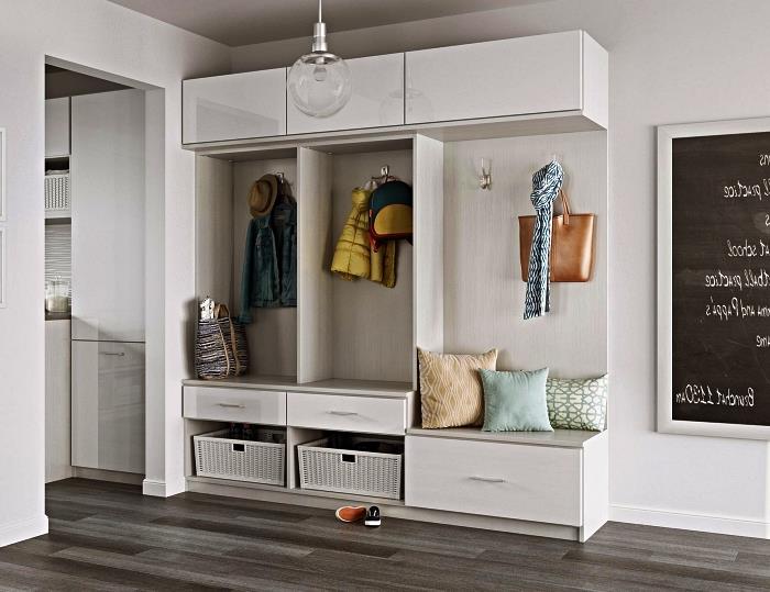 garderobna vhodna omara s klopjo, policami in omarami, vhod s svetlo sivimi stenami in sivimi lesenimi tlemi