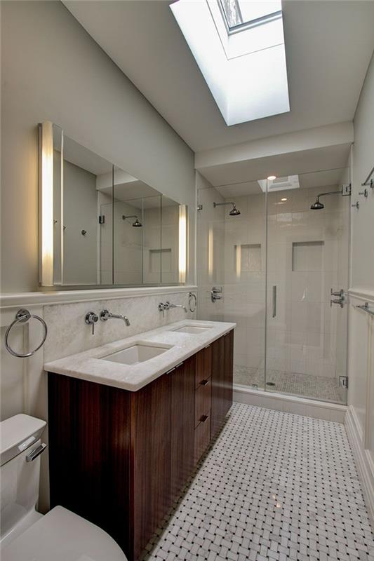 koyu ahşap lavabo mermer tezgah ayna pencere tavan altında küçük bir banyo dolabı tarzı inşa