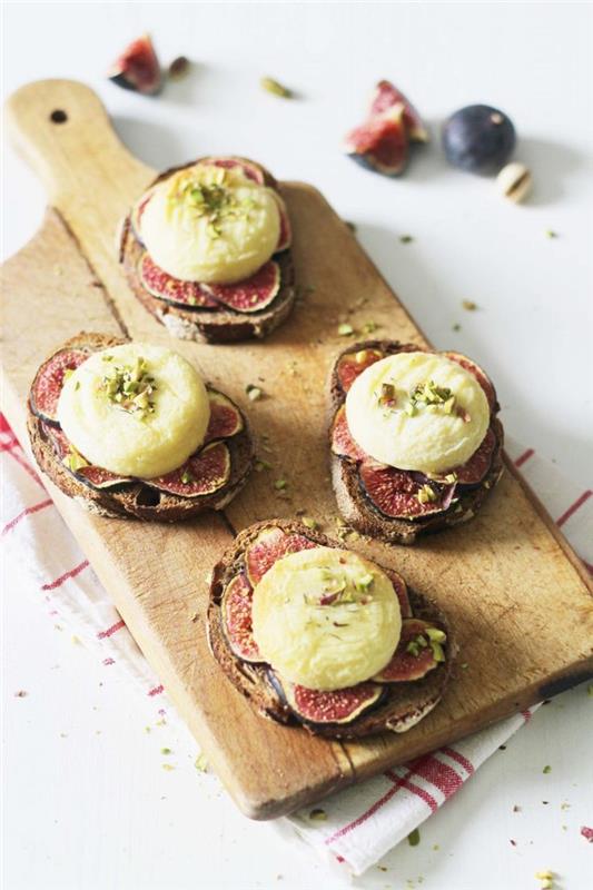 Antipasti veloci vegetariani e un'idea con dei toast di pane integrale, fettine di Fichi e formaggio di capra