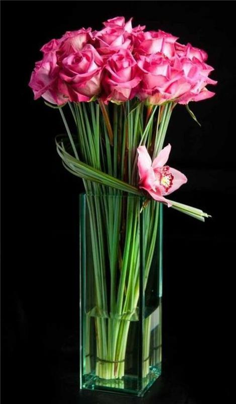 moderna-foral-art-with-roses-and-orchid-in-transparent-vaza