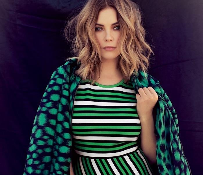 ashley benson, kvadratni potopljeni okrogel obraz, balayage na laseh v drobnih kodrih, ključavnice, ki uokvirjajo obraz, razbarvan učinek