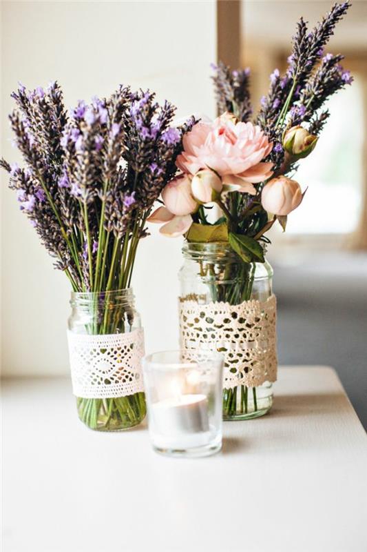 Tavole natalizie, centrotavola con fiori, fiori di lavanda, barattoli di vetro, barattoli con nastro in pica