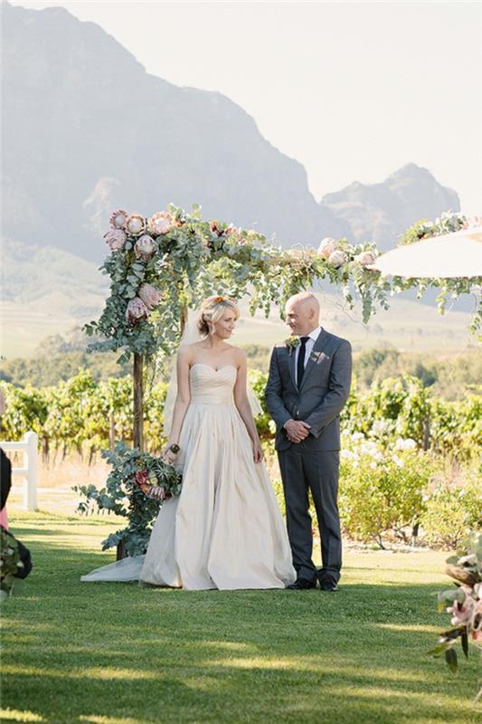 Poetiška gėlių puošmena vestuvių centras Deco vestuvių gėlių pora nuotaka ilga suknelė be petnešėlių