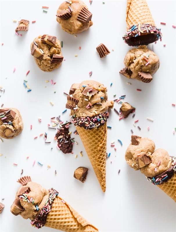 Ricetta biscotti classici, cono con biscotto crudo, biscotti senza cottura, pezzettini di cioccolato