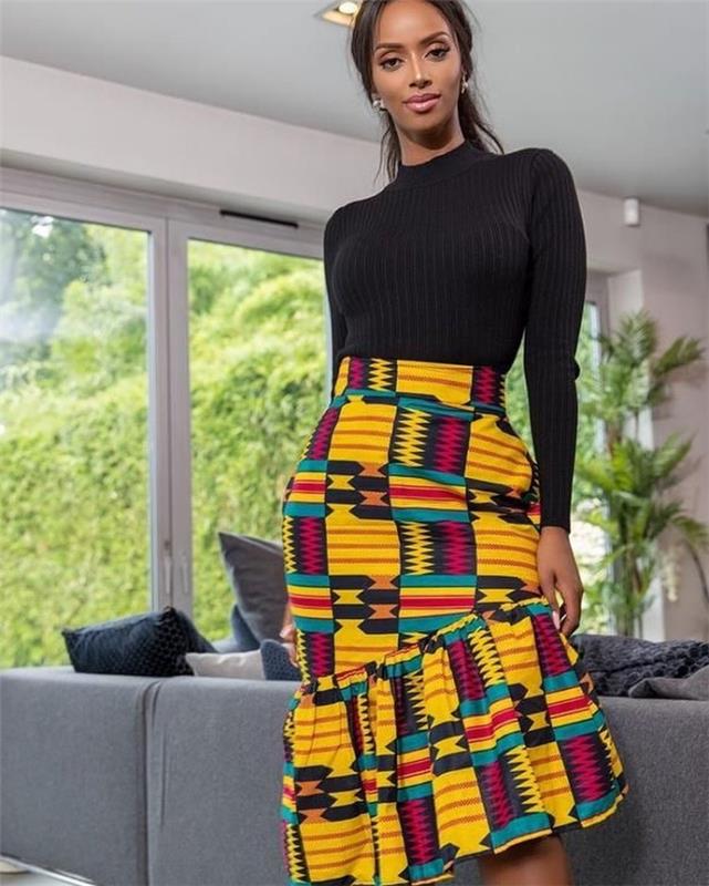 ilgo afrikietiško sijono pavyzdys, modeliniai drabužiai iš geltonos spalvos vaškinės nugarinės su rožiniais ir juodais ornamentais