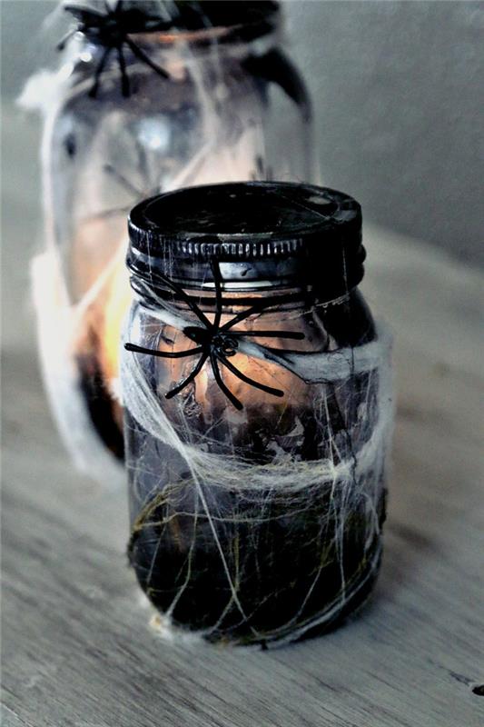 ustvarjalna ideja za noč čarovnic DIY s popolnimi steklenimi kozarci, osvetljenimi z majhnimi LED svečkami