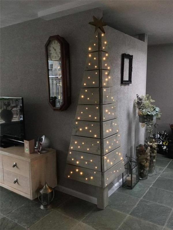 DIY-Christmas-Christmas-tree-in-palets