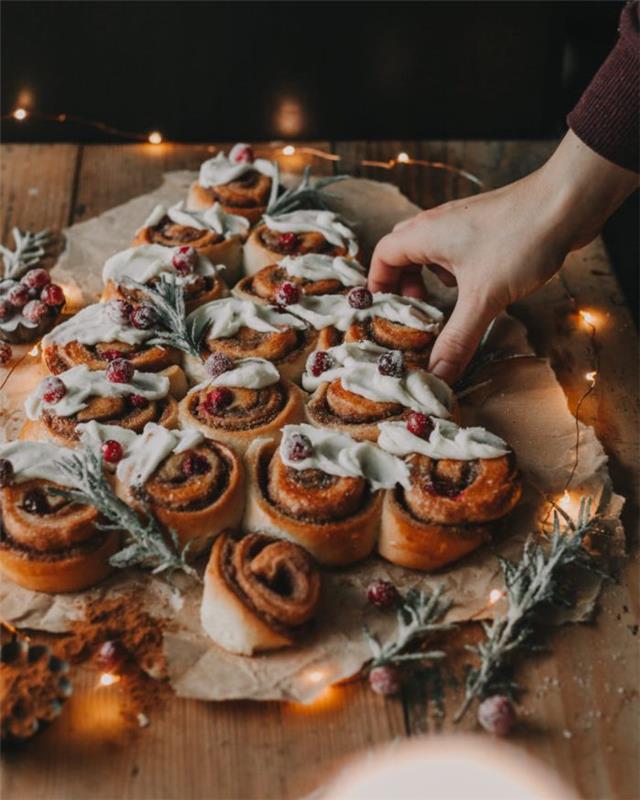 Božični recept brioche rouelaux z nadevom iz rjavega sladkorja in brusnic ter gurmansko glazuro za božično kremo