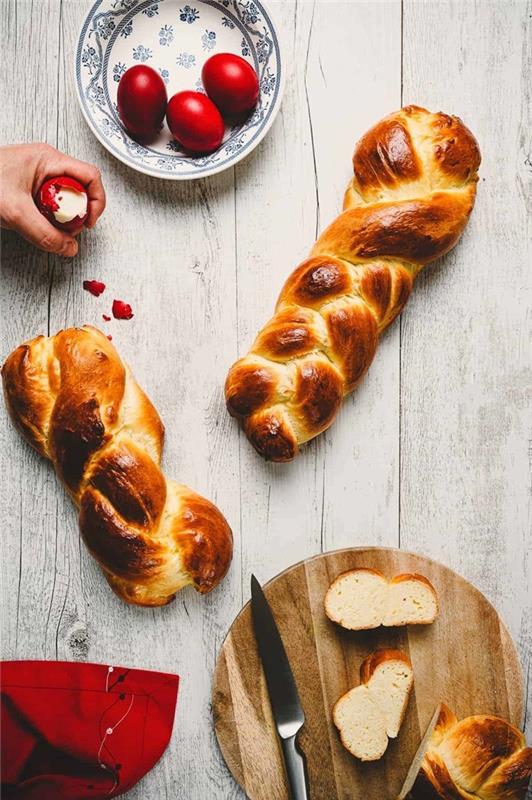 brioche zdrava barvna jajca rdeče platišče za rezanje okroglo leseno jajce zlata mešanica kruh