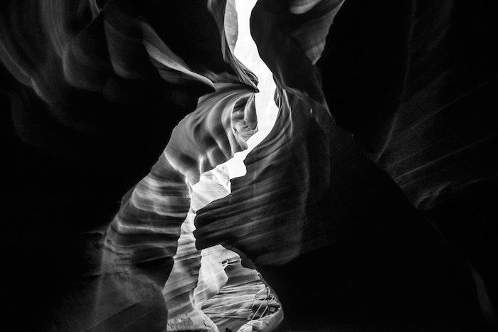 Črno -bela pokrajina, fotografija temne estetske harmonije, kanjon antilope