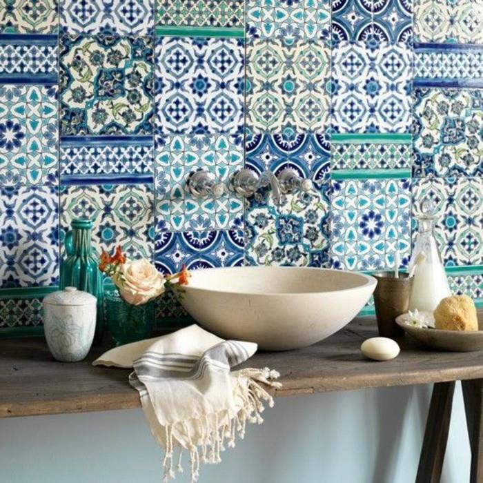 patchwork-kiremit-beyaz-lavabo-ve-mavi-desenli-fayans