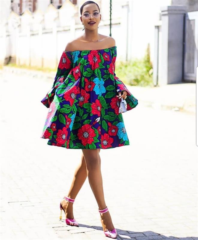 su kokiais batais dėvite trumpą suknelę, afrikietiško audinio suknelės idėja su žaliais lapais ir raudonų gėlių raštais