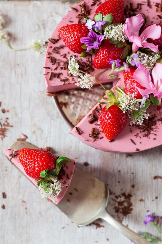 hurma kabuğu, badem ve kakao ve kaju fıstığı, hindistancevizi kreması ve çilekten yapılmış taze peynir, çiğ cheesecake gibi laktozsuz kek ile pişmeyen vegan cheesecake tarifi