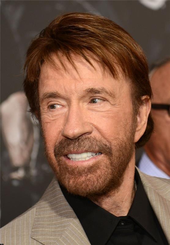 Igralec Chuck Norris z ženo Geno O'Kelly in njunimi otroki prispe na premiero