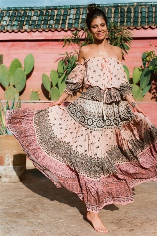 Pastel pembe renkte omuz üstü ile birlikte uzun akan etekli hippi şık moda kadın