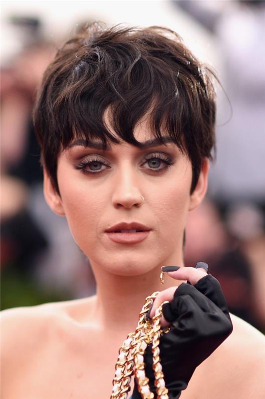 siyah sahte kirpik efektli rimel ve mat kahverengi ruj ile koyu renk göz makyajı, Katy Perry kısa saç kesimi