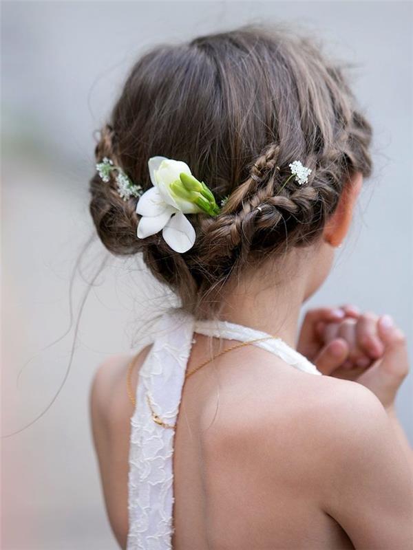 Šukuosena vestuvių pynės karūnai ir gėlės aksesuarams, balta suknelė, lengva šukuosenos pamoka, pintinė šukuosena, mažos mergaitės šukuosena