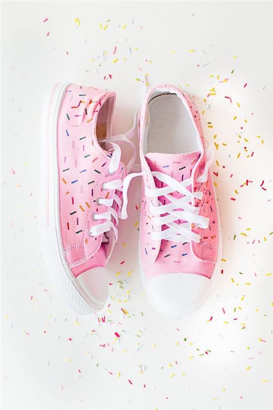 Pink converse preprosto prilagodite prilagajanje idej, tako da naredite pisane črte, ki izgledajo kot okras za krofe