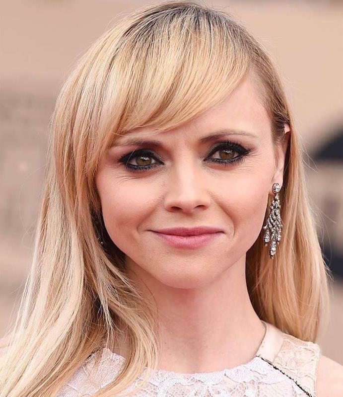 frizura za okrogel obraz, dolge stranske lase in asimetrične šiške, christina riccie, videz rdeče preproge