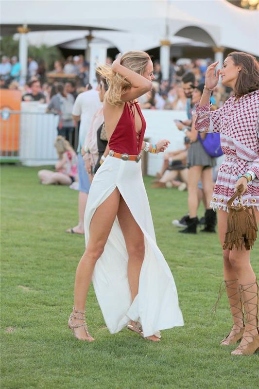 Coachella kıyafeti, iki arkadaş, uzun elbise ve kısa elbise boho şık stil, yazlık uzun elbise, bohem uzun elbise, fotoğraflı kadın plaj kıyafeti