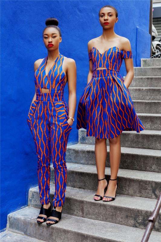 Afrikos audinys tamsiai mėlynos spalvos su oranžiniais geometriniais raštais, apkarpytas kombinezono modelis su kišenėmis, trumpa suknelė su nuleistomis rankovėmis