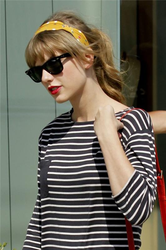 Pričeska z naglavnim trakom Taylor Swift, črtasta bluza, trendovska sončna očala