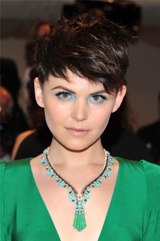 Kısa saçlı Ginnifer Goodwin, başının üstünde hacimli, yapısı bozulmuş bir kesim ve yan kahküllerle