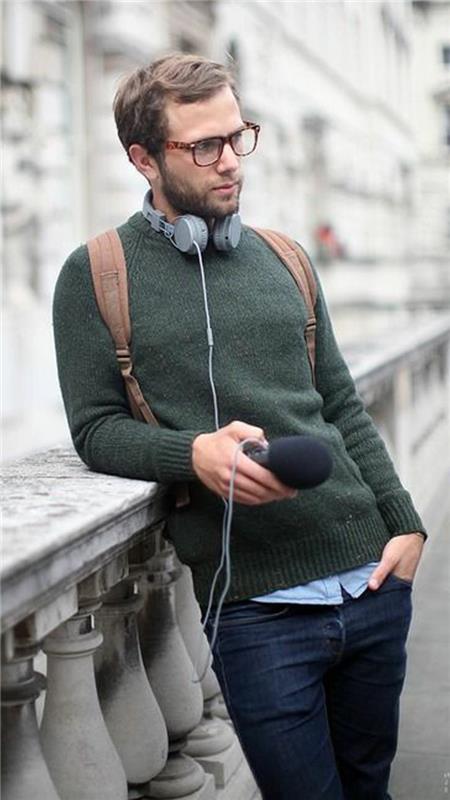 come-vestirsi-alla-moda-uomo-kot-camicia-maglione-verde-cuffie-microfono-zaino