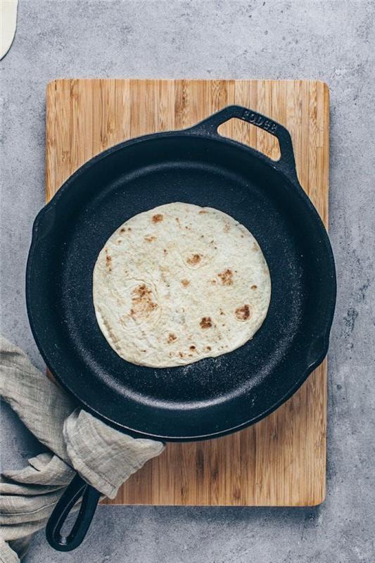 Kako narediti taco palačinko umazano rahlo rjavo krep na ponvi