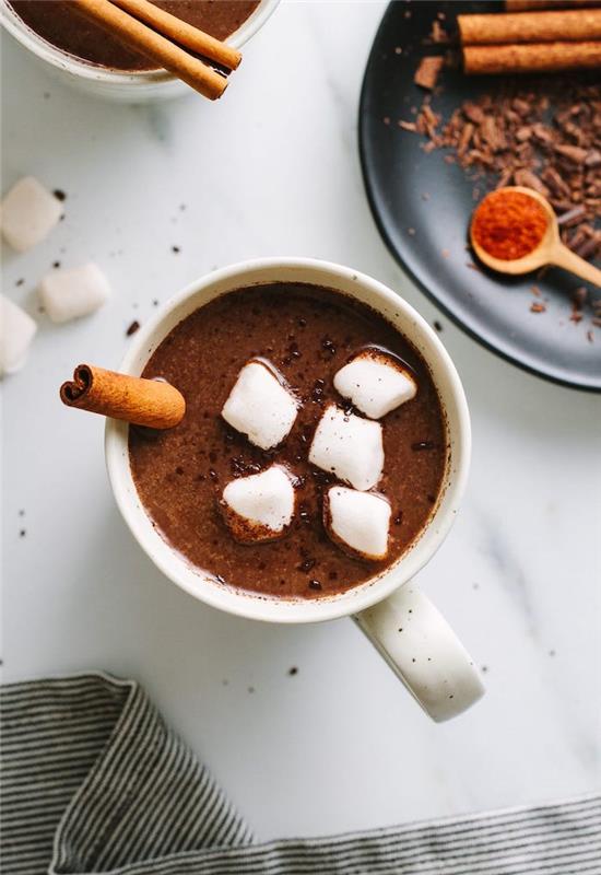 Baharatlı ve biberli, marshmallowlu Meksika usulü sıcak çikolata nasıl yapılır?