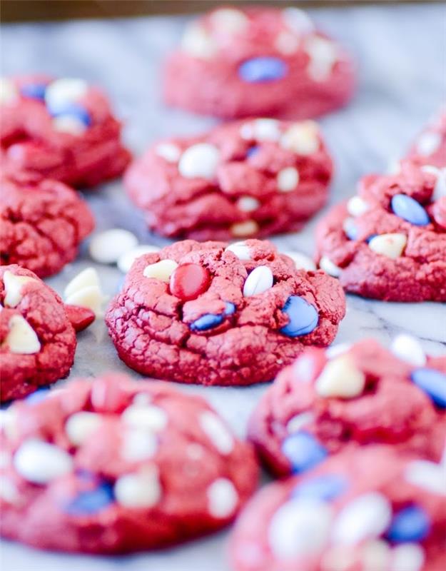 Biscotti semplici e veloci da fare in casa, biscotti di colore rosa, piškotki con gocce di cioccolato bianco