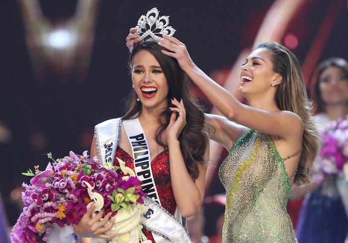 Coronnation Miss Universe 2018 catriona grey v bleščeči rdeči obleki, Miss Philippines Crown, šopek rož