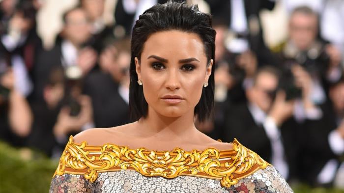 madingas trumpas kirpimas, Demi Lovato su vidutinio ilgio bobu, juodų plaukų spalva