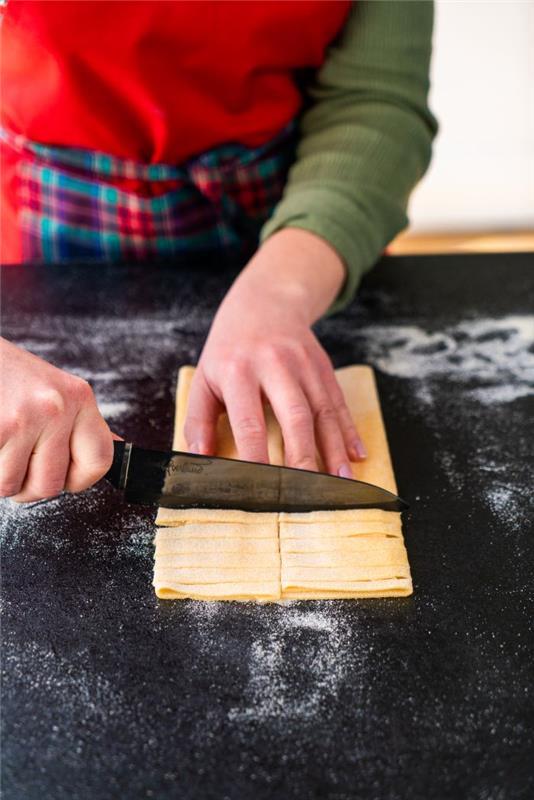 tagliatelle bıçakla kes, evde taze makarna nasıl yapılır, basit italyan pişirme tekniği