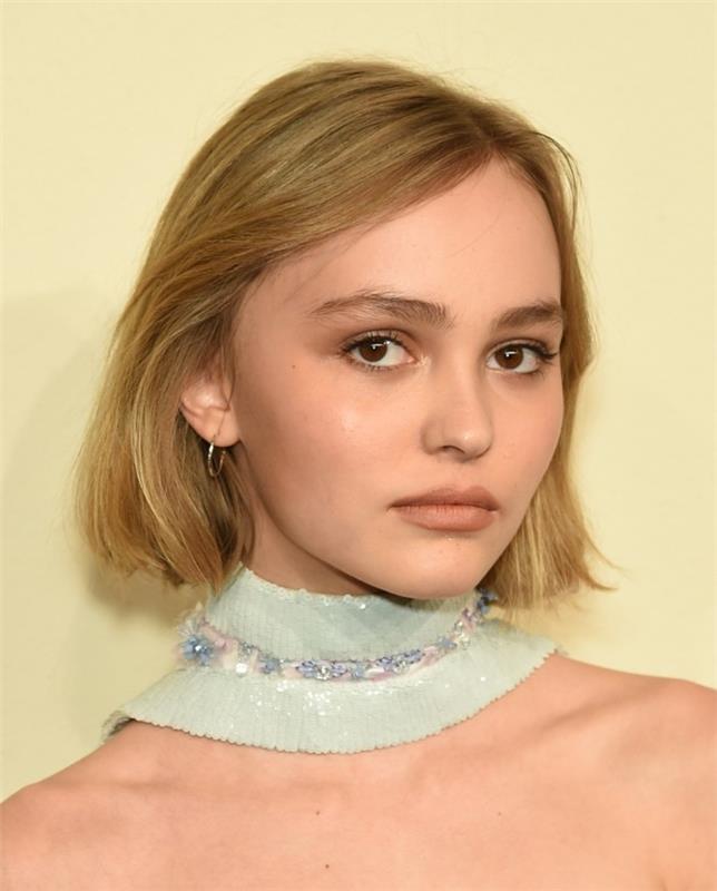 pričeske-Lily-Rose-Depp-blondinka-srednje dolgi lasje