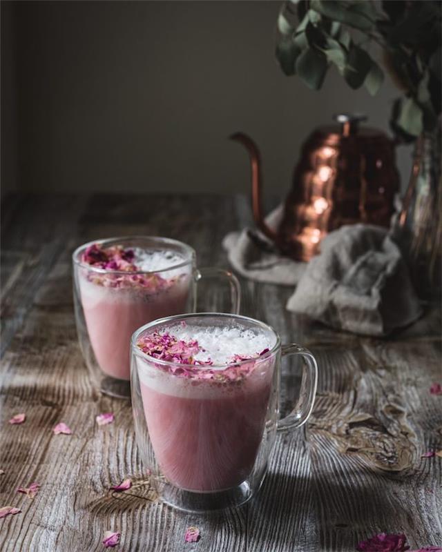 süt köpüğü dekorasyonu ve sonbahar için gül yaprakları ile gül latte oluşturma