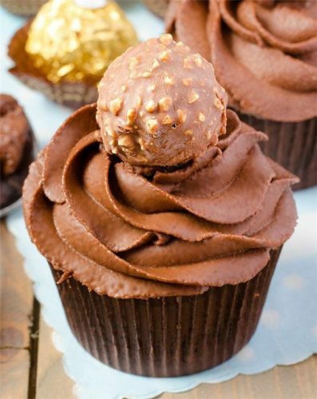 çikolatalı kek tarifi, çikolatalı kek ve kakaolu kek kreması, bir keki süslemek için ferrero rocher şekerleri