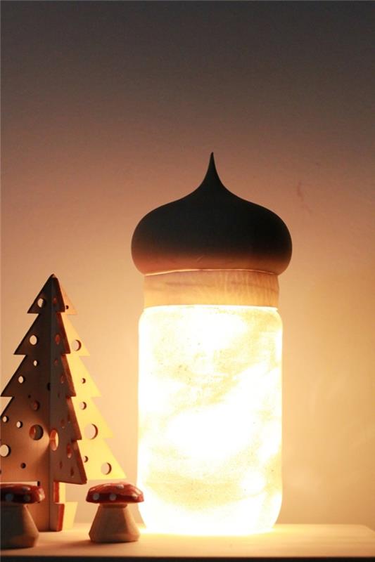 domača svetilka iz recikliranega steklenega kozarca, oblečenega v tkanino in pokrova iz naravnega lesa