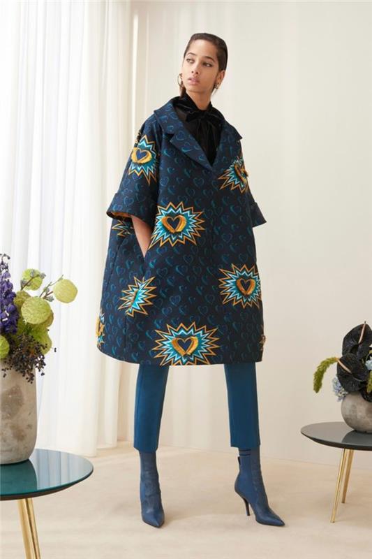 karališkos mėlynos spalvos paltas su 3/4 rankovėmis, afrikietiško rašto oranžinė širdelė, afrikietiška nugarinė, aptemptos kelnės, blauzdos ilgio, benzino mėlynos spalvos