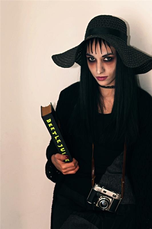 pigus moters kostiumas lydia deetz iš filmo „Beetlejuice“, visa juoda apranga, susijusi su gotikiniu makiažu